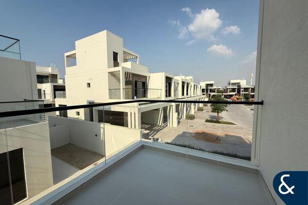 Large Corner Plot | Vacant | Single Row